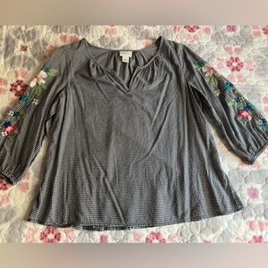 Liz Claiborne Navy and White Gingham Blouse Embroidered Floral Sleeves Ruffle L